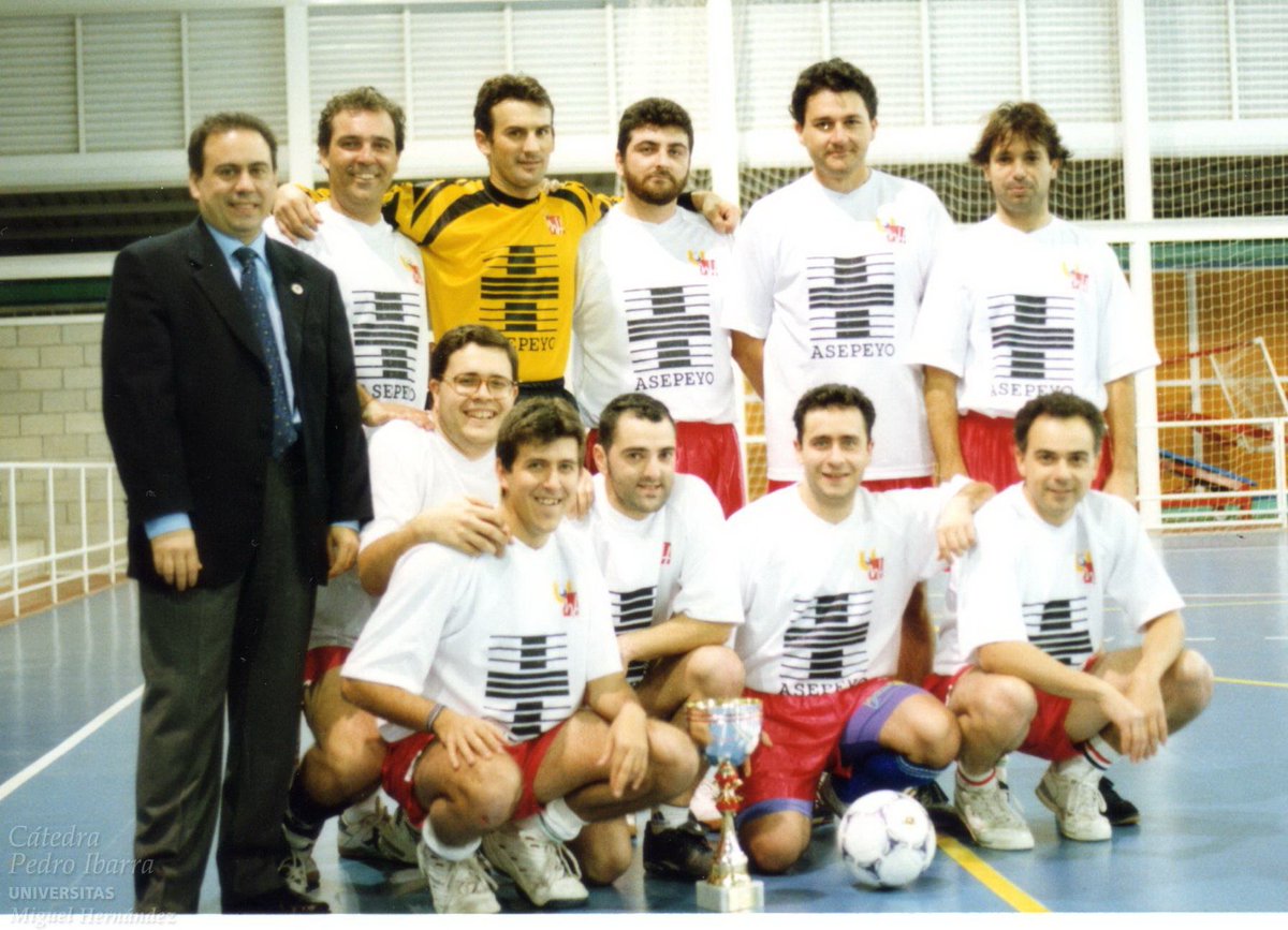 AntoninoMartinP's tweet photo. ¿Conoces @UMHPereIbarra?
Es la memoria digital de Elche, también la deportiva.
Y cuenta la historia de fotos como esta.
https://t.co/YF2QqbXmN7
@RADIO_UMH @AlumniUMH @UMHDeportes @esportselx https://t.co/fmICrdKiaI