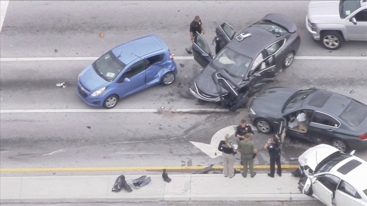 Woman causes 6-vehicle crash after committing fraud at bank bit.ly/2LlNbgn?utm_so… https://t.co/ef9MBbfz8b