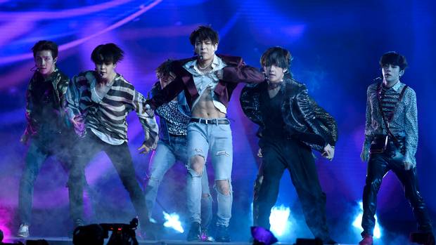 Min_Lena_BTS's tweet photo. Пончики, я вернулась! ура !
Я так много всего пропустила. как вам камбэк Битусиков?
А как вам Юра Шетунов в обличии Техёна? А раньше был Бекхён.
А не скрытый намёк на Викуков. 
 БОЖЕ
А прес Гука: https://t.co/WRpocXOiSs