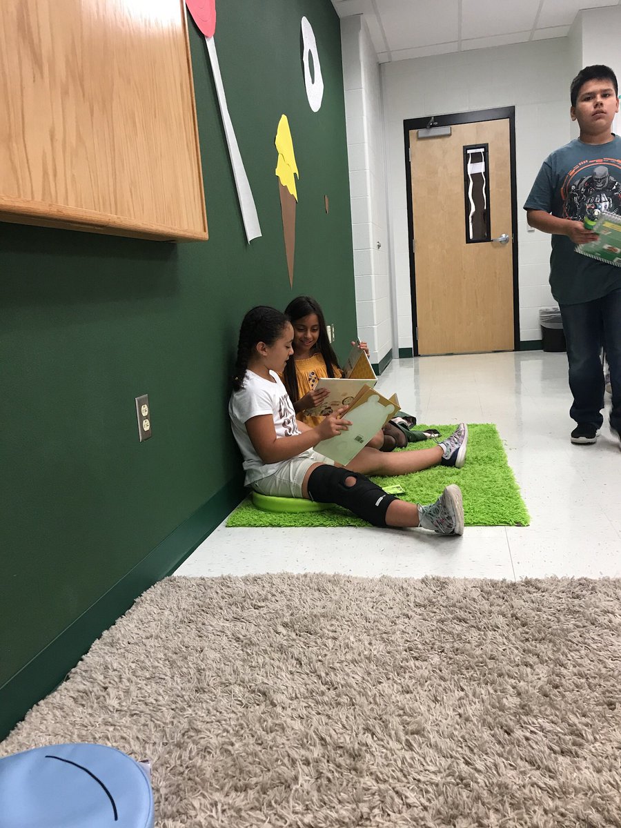 dinamartinez_'s tweet photo. Great way to end the day! Treating ourselves to a delicious treat at our Book Bakery. #bcoleinspired #childrensbookweek2018 https://t.co/OrR49PLtkQ