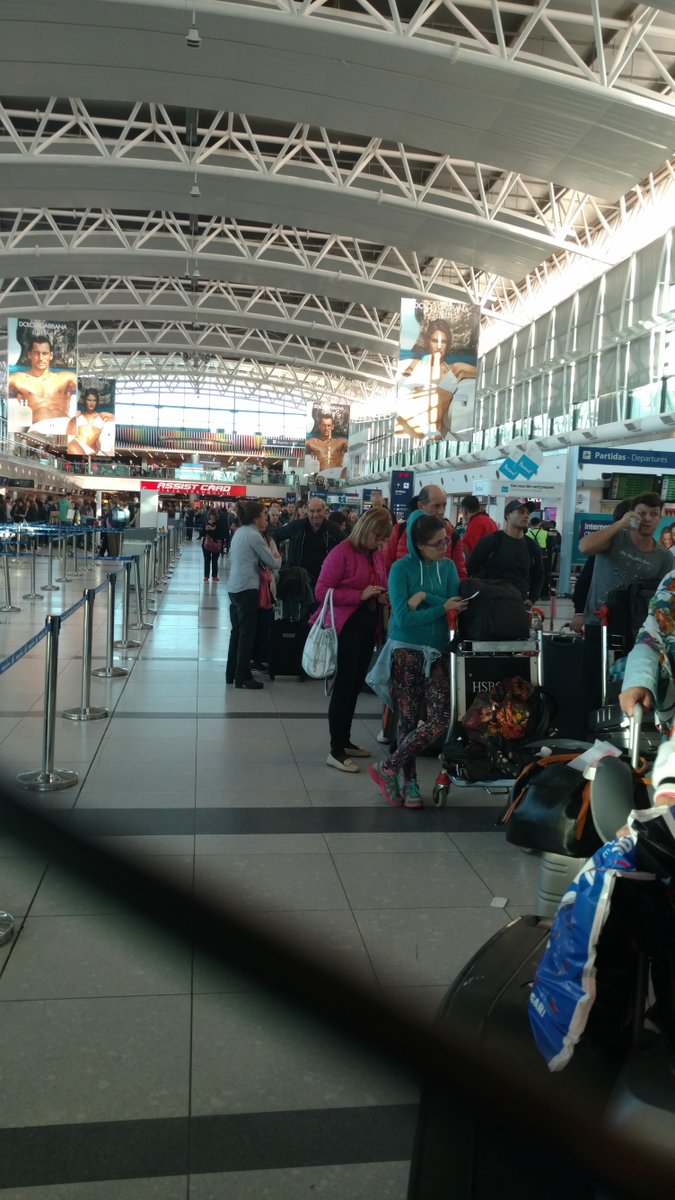 goquin23's tweet photo. #LevelCancela Vergonzoso, cancelan vuelo en Ezeiza y ni una palabra... Personas con sillas de ruedas, nenes chiquitos, usuarios desesperados, fila interminable... Y nadie de las aerolíneas. Desastre... @todonoticias https://t.co/NCB06qeQrl