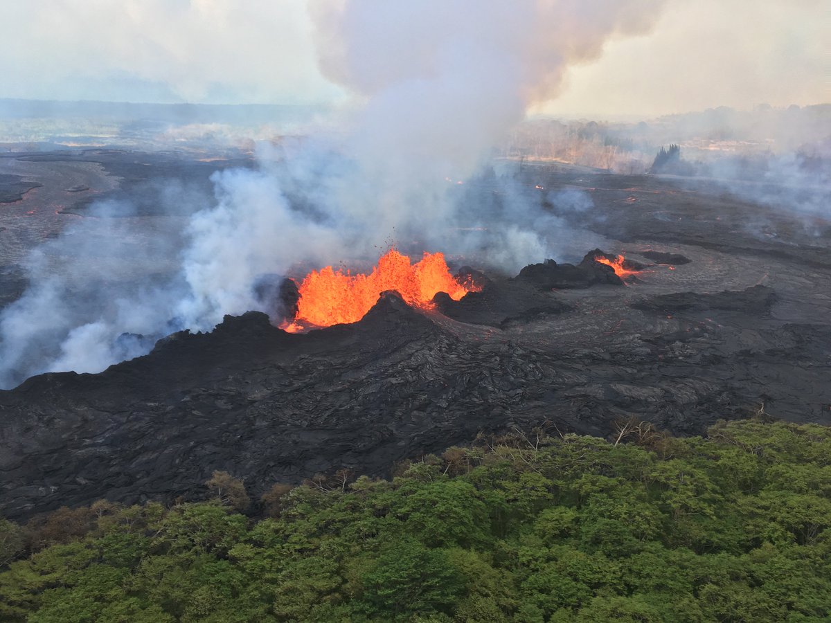 USGSVolcanoes's tweet photo. Spatter and splashing build ramparts around Fissure 22, Kīlauea Volcano’s Lower East Rift Zone. https://t.co/Ol1DixBPI3 https://t.co/rmHvlGOBOh