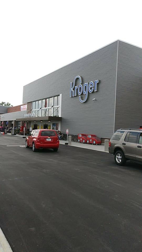 Tomzilla20's tweet photo. Thought It was open, gonna scope it out....Got a cart then STOPPED BY SECURITY....LOL they open in the morning #Krogerfail #whatthehell #whysomanycars https://t.co/5b9OhqEn2K