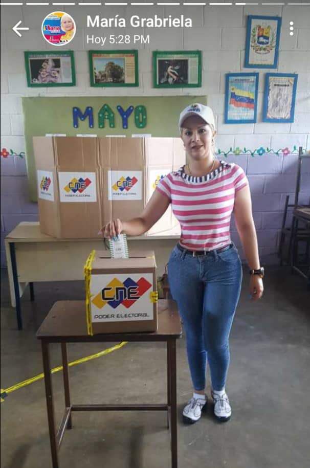 Javierito321's tweet photo. A Maria Gabriela se le olvidó cambiarse el Jean, la gorra, las gomas y las uñas pa’ votar 2 veces en 2 centros distintos JAJAJAJAJAJAJAJAJAJAJAJAJA https://t.co/cMwNNr7AsK