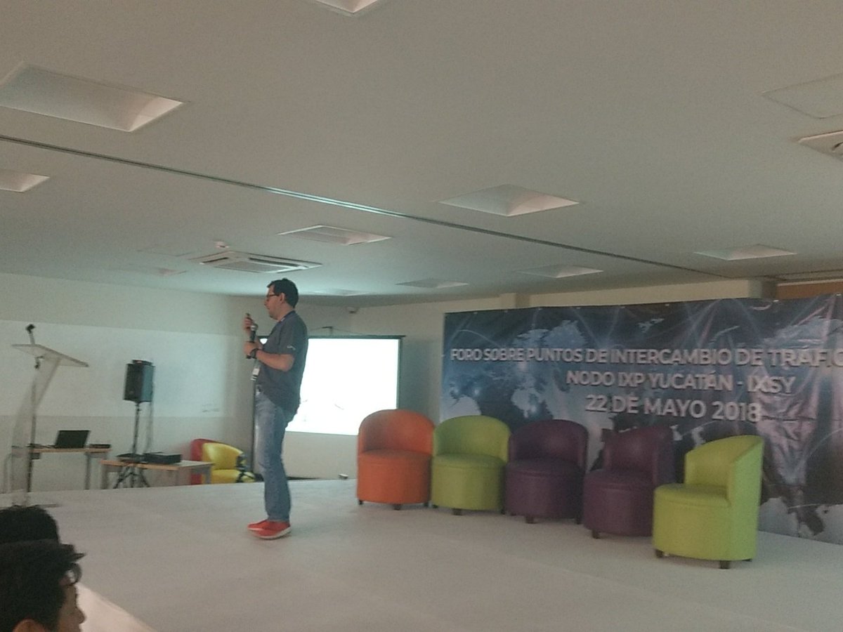 blackserr's tweet image. Arturo Servin en su 2a participación en el #ForoIXP  #IXSY "Casos de Peerings" @googlemexico @lacnic