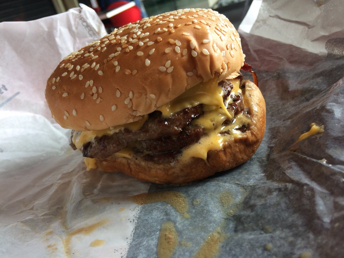 Comí esto y estoy al borde de la muerte.
Mega Stacker cuádruple- BK