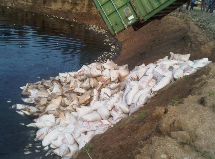 Radioalfalfa's tweet photo. 🇻🇪 NO HAY DERECHO, CARAJO!!! 

Tanta gente muere de HAMBRE en Venezuela y este régimen maldito comete este CRIMEN DE LESA HUMANIDAD!! 

Pagarán por esto, Malparidos!! https://t.co/kuW7RfmPXV