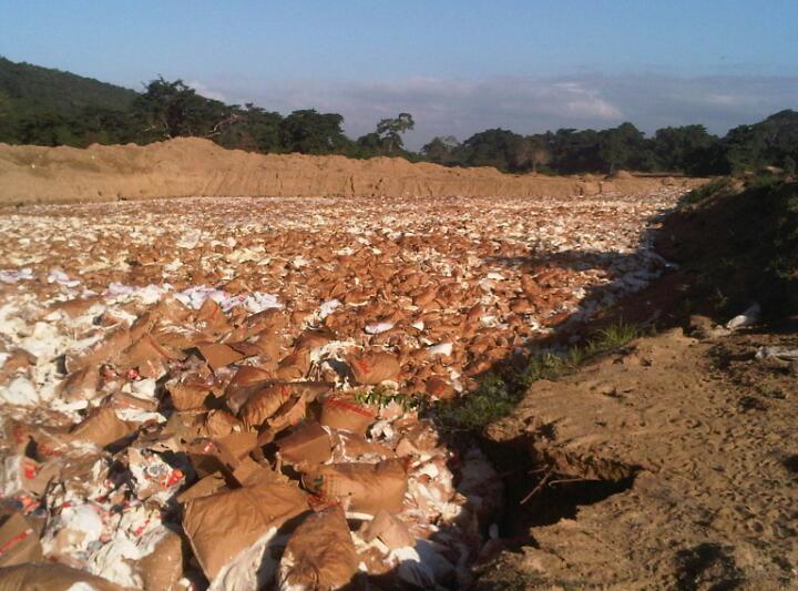 Radioalfalfa's tweet photo. 🇻🇪 NO HAY DERECHO, CARAJO!!! 

Tanta gente muere de HAMBRE en Venezuela y este régimen maldito comete este CRIMEN DE LESA HUMANIDAD!! 

Pagarán por esto, Malparidos!! https://t.co/kuW7RfmPXV