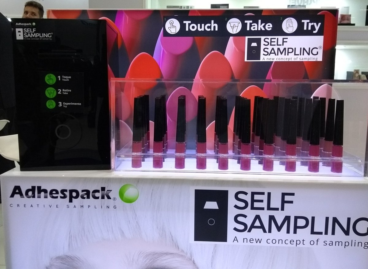 AdhespackGroup's tweet image. Já conhece o #SelfSampling? É uma ferramenta com tecnologia patenteada pela #AdhespackCreativeSampling de distribuição automática de amostras de perfumes e maquiagem.
Passa aqui na rua #L038 da #FCECosmetique 2018 que a gente mostra mais!