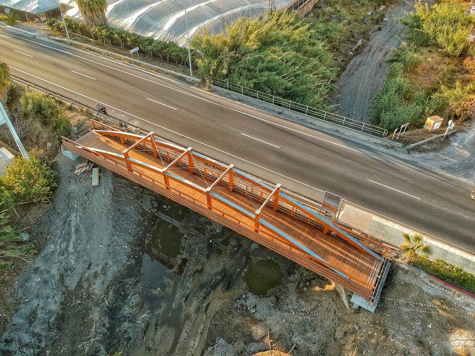 eliasbendodo's tweet photo. Otra perspectiva del puente de la @SendaLitoral que hemos instalado hoy en Torrox. El objetivo de @diputacionMLG es conectar de forma peatonal todo el litoral de la provincia de Málaga desde Nerja hasta Manilva #turismo #deporte #CostadelSol https://t.co/Q8NoAmjey0