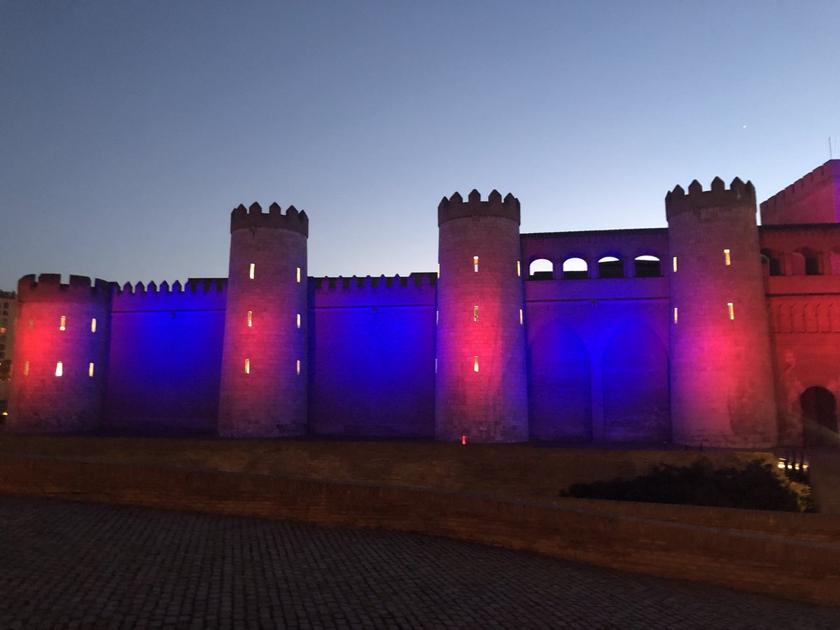 laaljaferia's tweet photo. Iluminamos el Palacio de la Aljafería de azul y rojo como homenaje al ascenso a Primera División del @SDHuesca , conseguido anoche. ¡Mucha suerte al equipo aragonés en su nueva aventura, esta vez en la máxima categoría del fútbol español! https://t.co/KavdhFikP8