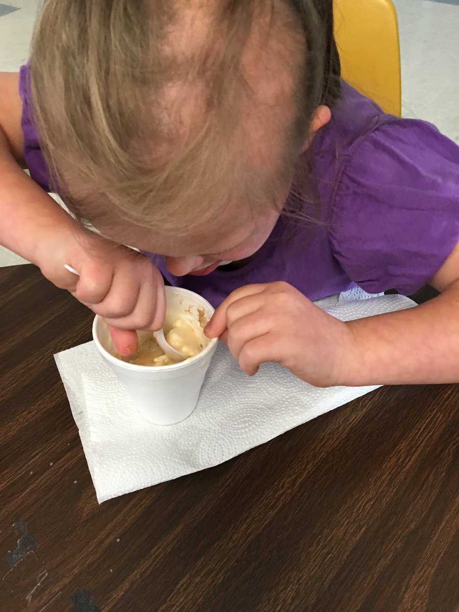 NADunnavant's tweet photo. Enjoying the chemical reaction that is root beer floats. #SPEDScience https://t.co/DjFkCPuV2Q