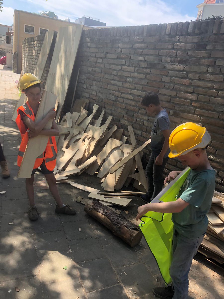 WALHALLAb_NL's tweet photo. Wij danken @heijmansnl , @BurghouwtBV , @tomvanotterloo en alle andere ondernemers die het 1e Bouwproject van onze #WALHALLAb-collegas Arnhem hebben gesteund! Hulde. De jeugd kreeg #DeGeheimeTuin helemaal af!!

#makered 3.0 https://t.co/K85pyxs3DF