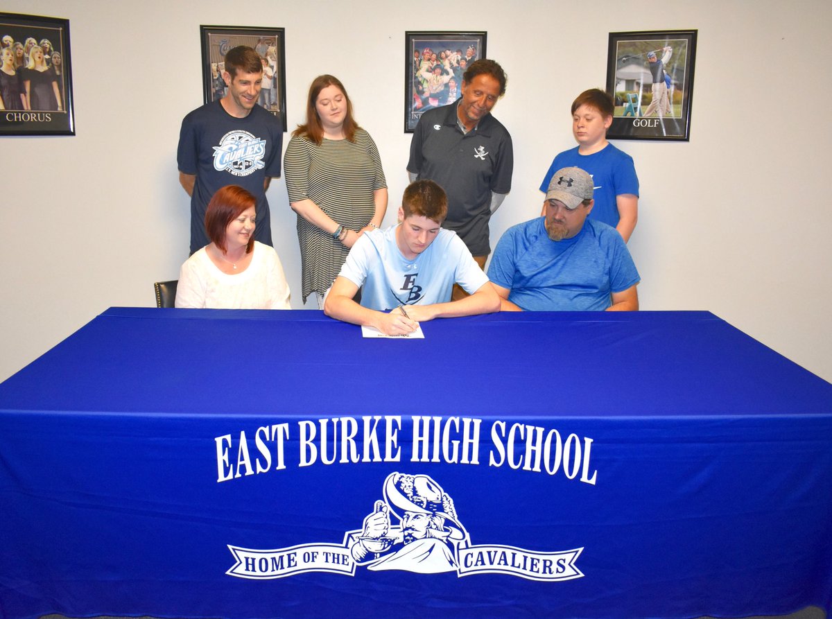 Chase Smith of East Burke High School (NC) has signed a Letter of Intent to play for the #MontreatCavaliers this upcoming year. Welcome to the family, Chase! #MCMTennis #17Teams1Montreat #CavStrong