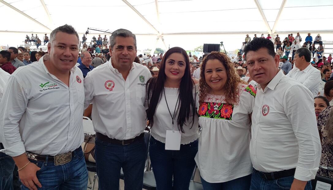 AlyGamboa's tweet photo. Un gusto saludar a buenos amigos en el evento campesino en la Laguna #Durango listos para recibir a nuestro candidato @JoseAMeadeK @LetyBarreraM @MaxSilerio @Kevin_RochaE @CDE_PRI_Durango @EnriqueBenitezO @PRI_Nacional @JuarezCisneros @CNC_Durango @CNC_CEN https://t.co/yShftk006Q