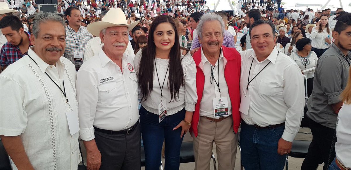 AlyGamboa's tweet photo. Un gusto saludar a buenos amigos en el evento campesino en la Laguna #Durango listos para recibir a nuestro candidato @JoseAMeadeK @LetyBarreraM @MaxSilerio @Kevin_RochaE @CDE_PRI_Durango @EnriqueBenitezO @PRI_Nacional @JuarezCisneros @CNC_Durango @CNC_CEN https://t.co/yShftk006Q