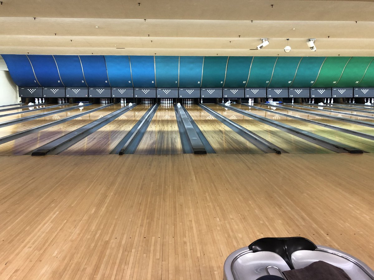 バックアッぱんだ ぶらりボウリング場の旅 先日 再訪した 東京ポートボウル モノレールからも見える屋上のピンが目印 田町駅近くというのも出張族にとってはありがたい レーンがいかにも木 という感じでいいです 画面に出る アニメーションは