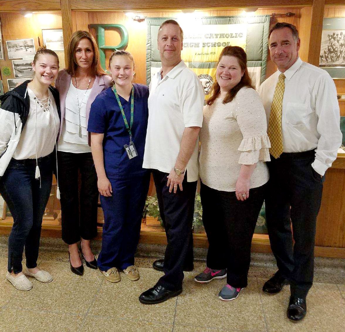 OnTheMarkComm's tweet photo. On Friday, Nicol had the pleasure of meeting this yearโs Jennifer Lynch Scholarship recipient, Colleen Badalis, and was thrilled to join Colleen along with her family and Kevin Lynch, brother of Jennifer Lynch, for lunch. @RoselleCatholic https://t.co/sYcVr1txHx