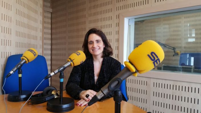MIACeduca's tweet photo. "He aprendido que si escuchas a los alumnos/as, 👧🏽👦🏻 ellos te escuchan a ti".

Lucía Rodríguez Olay, galardonada en los 🏆 “PREMIOS EDUCA 2017” Educación Secundaria.

Entrevista completa aquí: https://t.co/cINc9zRfh6 

#InnovaciónEducativa https://t.co/trVVbCyq60