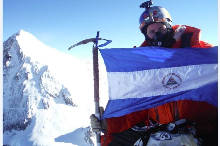 hoynoticias's tweet photo. #EstrellasHOY La bandera de Nicaragua en la montaña más alta del mundo. Mat Wood un californiano que se enamoró de nuestro país, la colocó en el #MonteEverest. 🇳🇮️🏔️ https://t.co/qoqPSGrqFB