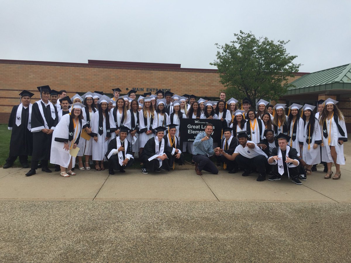 DaveStefanich's tweet photo. These seniors were the last group of kids I taught as a 4th grade teacher &amp; the 1st group I got to work with as a principal 8 years ago! They came back to their old school to say goodbye. Literally. All. The. Feels. #squadgoals. #gowo #greatlakeselementary https://t.co/GWxwsDvtyQ