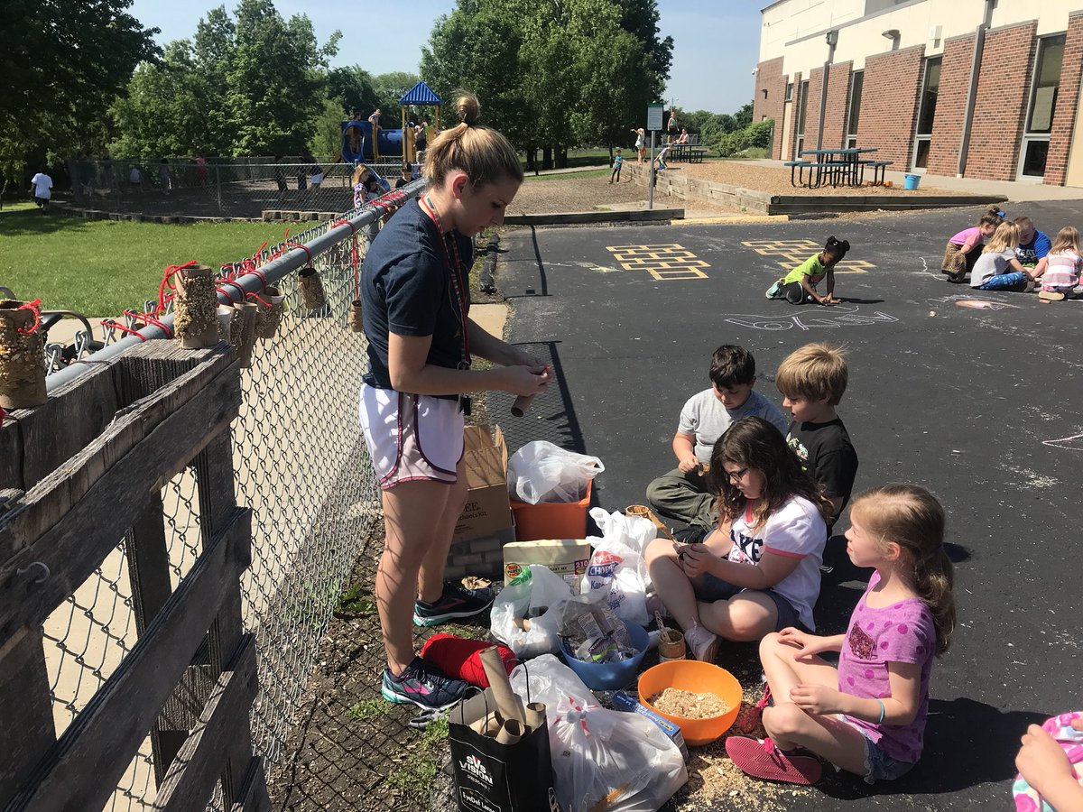 sheryl_ferguson's tweet photo. #LCBlazers serve our earth with gardening and bird feeders. #LCServes #LPSLeads https://t.co/XTGH9knHBX
