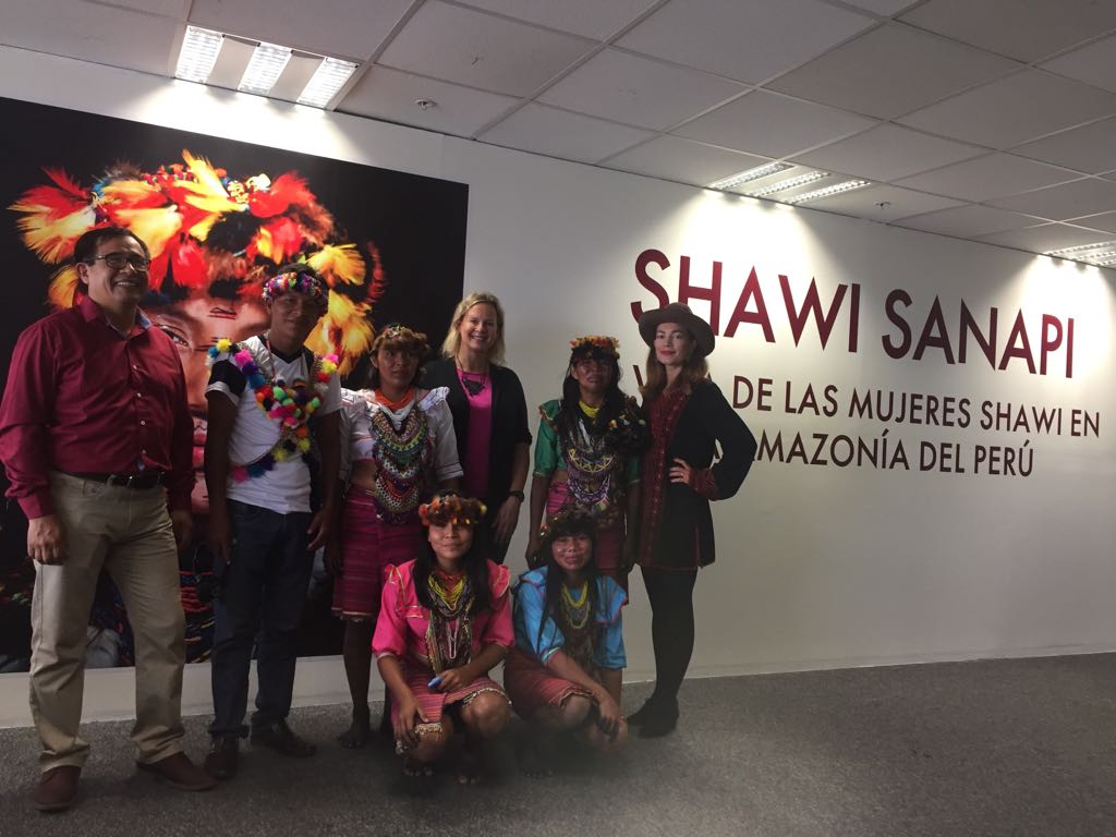 chirapaqoficial's tweet photo. Hoy a las 7 pm inauguramos la muestra fotográfica #ShawiSanapi en @MinCulturape. Nos visitan Segundo Huiñapi, Evelyna Rengifo, Lidia Tangoa, Sonia Yumi y Edy Luz Tuesta de las comunidades shawi de Balsapuerto, región Loreto.
#PueblosIndígenas #MujeresIndígenas https://t.co/w9i2KDpxUb