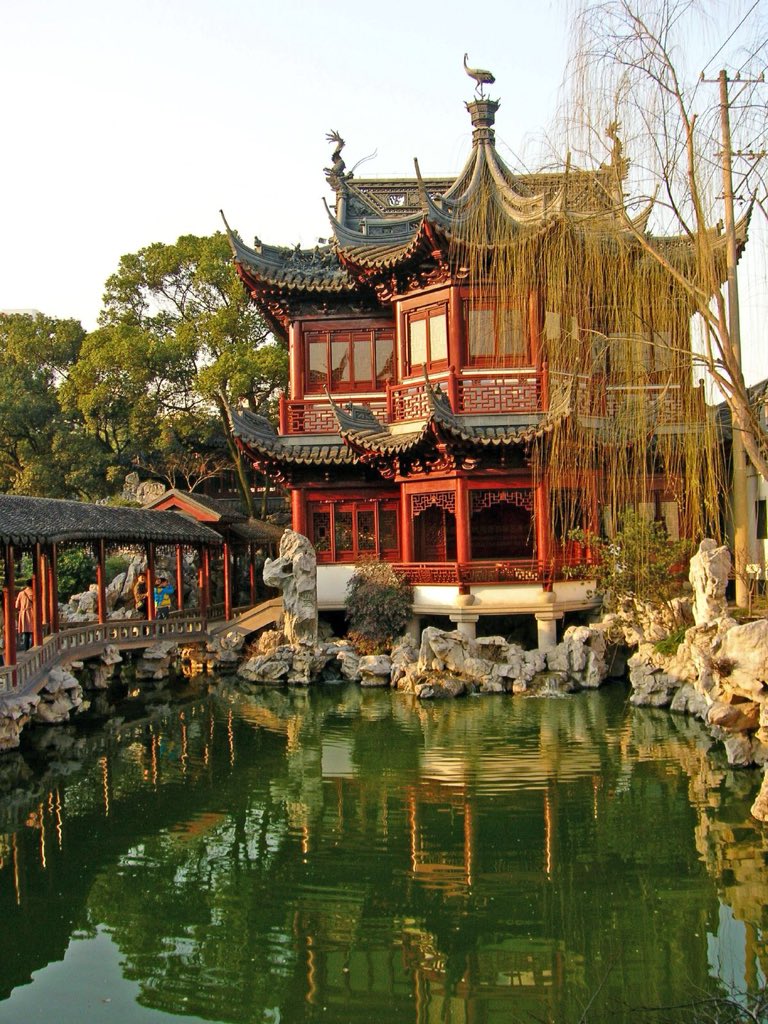 #YuGarden is a Famous Classical Garden in the Old City of #Shanghai, #China🇨🇳. It was finished in 1577 by a government officer named Pan Yunduan. Yu (pleasing & satisfying) Garden was specially built for Pan's parents to enjoy a tranquil and happy time in their old age.