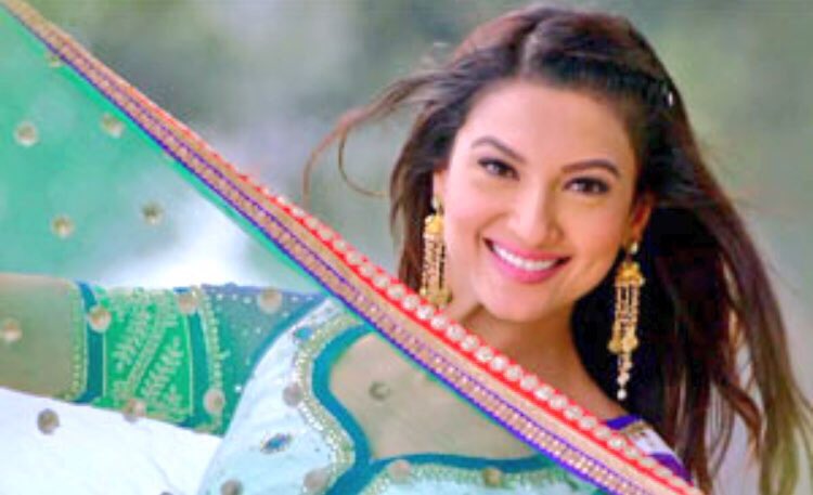 GauaharKhan_Net's tweet photo. #3YearsOfOhYaaraAinvayiAinvayiLutGaya. One of @GAUAHAR_KHAN’s best performances ! She brought such an amazing character to life ♥️ #Gunjan #Pollywood https://t.co/igUFrqDqAv