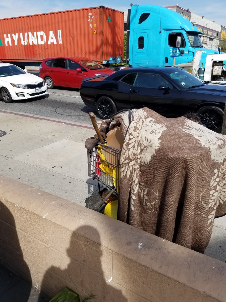 sianide1's tweet photo. @ginasilvafox11 this was in front of my job 2 months back.. this is 2 blocks away from where the lady lived from the Wells Fargo robbery.. https://t.co/JzXn3AwTLn