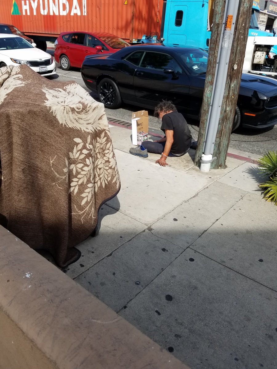 sianide1's tweet photo. @ginasilvafox11 this was in front of my job 2 months back.. this is 2 blocks away from where the lady lived from the Wells Fargo robbery.. https://t.co/JzXn3AwTLn