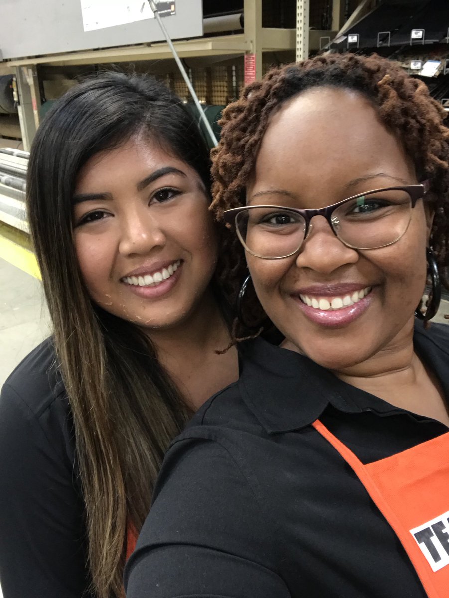 _iamteandra's tweet photo. Itβs nice when you see a familiar face all they way across the country. HDE Sales Manager @THDLeilani #BuildingRelationships #TheHomeDepot #Store629 #StoreWalk #PacNorth #California https://t.co/RWe1WF4lts