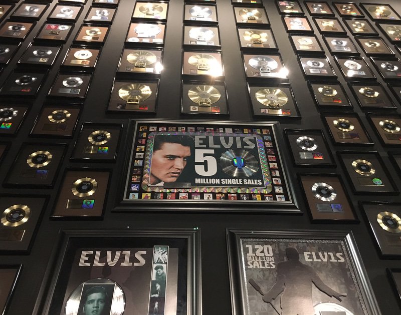 VisitGraceland's tweet photo. There's only one place in the world where you can walk in the king's footsteps,  see his famous cars and be amazed by his gold records - and that's at #Elvis Presley's #Graceland! Make your plans to visit now at https://t.co/JJPxJo0qVt. https://t.co/xdDin3LVsv