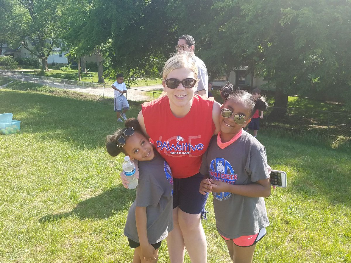 MrsMartin1st's tweet photo. Field day is the best day! @ICEBULLDOGS @CenterSD #FieldDay #center58 😆 https://t.co/rUU8bWQ7Is