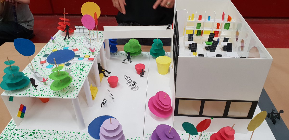 EducPrio31's tweet photo. Vernissage exposition : partenariat @ENSATlse @DSDEN31- 9 classes de @EducPrio31 et les étudiants de licence inventent leur école extraordinaire à partir d'un album de @DucosMax et à la manière d'artistes... et si l'école extraordinaire devenait ordinaire ? https://t.co/PgmrTrkMfx