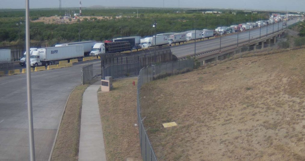 epamerica's tweet photo. Updated image of the World Trade Bridge. The circulation was reopened, however, the rows to cross cargo are very long #NuevoLaredo #Worldtradebridge #Laredo #Texas https://t.co/fELEzOKU6r