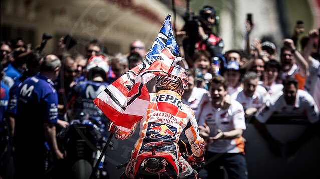 catarina93_73's tweet image. The moment I saw @marcmarquez93 arrive with @NickyHayden ‘s flag I had to contain my tears...
What a beautiful moment we lived at @COTA that day...

Honoring our #KentuckyKid
💔🇺🇸💔

(Pic Vincent Guignet)