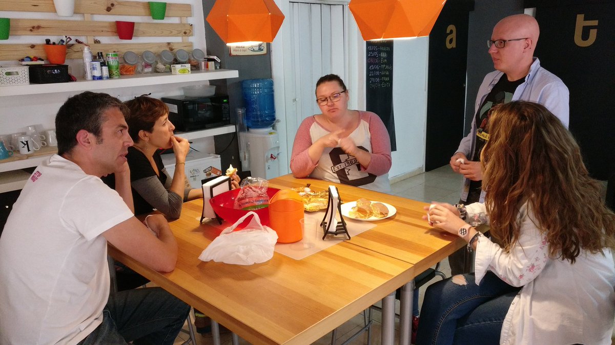 espacioerranTe's tweet photo. No nos hemos equivocado de día, sabemos que todavía no ha llegado el #Fridaycake, pero hoy hemos querido hacer el #Tuesdaycake!! Por supuesto agradecemos a nuestra amiga Ana María Jiménez el que nos haya endulzado la tarde con estos deliciosos pasteles. #soyerranT #amigos #dulces https://t.co/RGqyZ15fme
