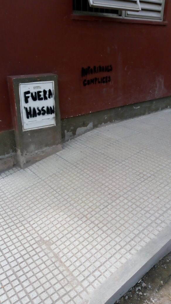 Aylinxiluen's tweet photo. Esta muy claro que las personas que hicieron esto no estudian odontologia. Creo que con esto ya pasaron un límite. Es muy indignante que arruinen un establecimiento porque haciendo eso no ganan nada. https://t.co/M2PLp44bzt