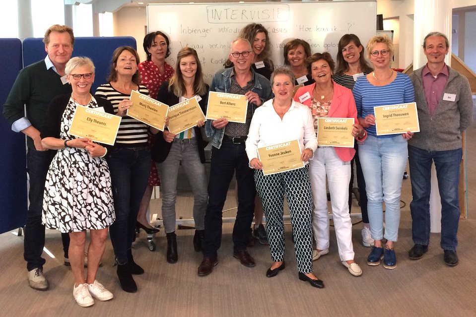 CVDialoog's tweet photo. Na afloop van een inspirerende terugkomdag van de training Dialoog in Venray, 9 enthousiaste deelnemers met certificaat! @Gemeente_Venray #dialoog https://t.co/oTVgfB6OKI
