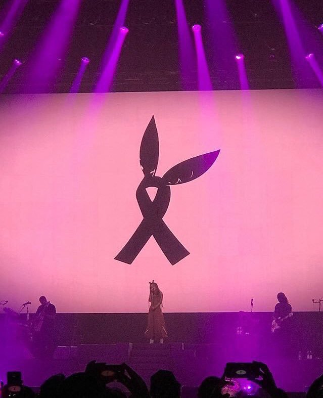 Ariana___PT's tweet photo. Hoje faz 1 ano que aconteceu o atentado terrorista na cidade de Manchester após o concerto da Ariana! Rezem pelos nossos 22 anjinhos, que estarão para sempre no nosso coração! #1YearOfManchester 🙏👼🐝 https://t.co/zryi6kjGU6