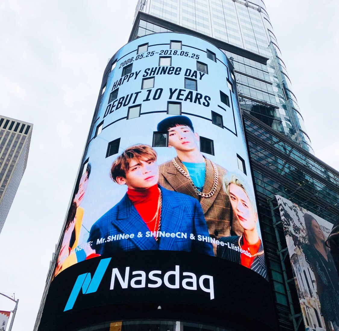 forshineefive's tweet photo. SHINee 10th Anniversary ad in Times Square, New York City! 💕💕💕💎💎 @SHINee @mrshinee525 https://t.co/2jGSGci3ac