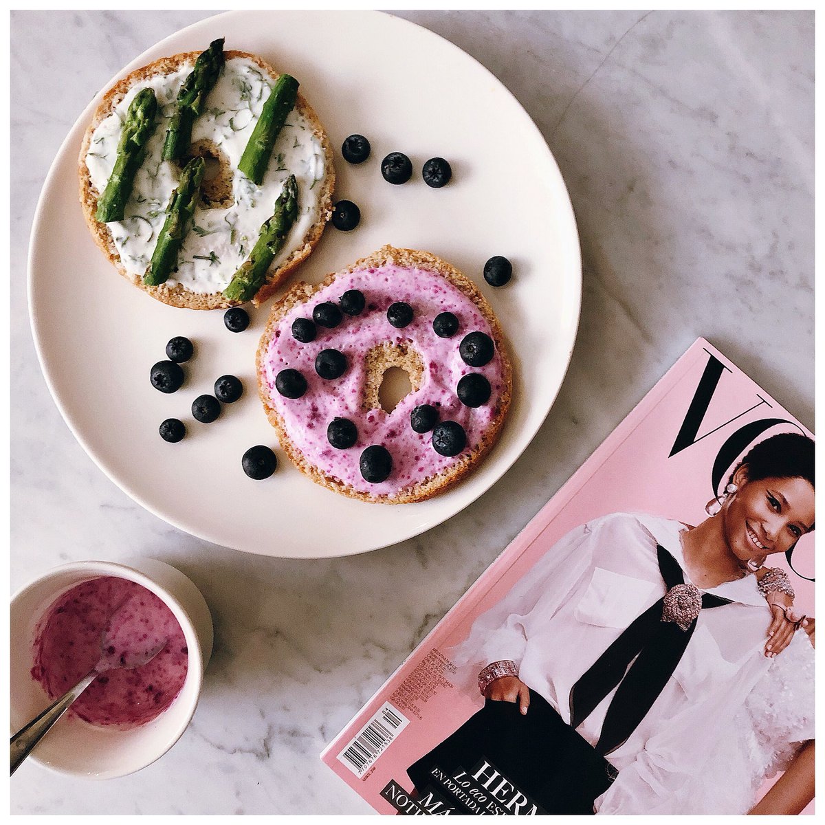 Topping para bagels: yogurt griego, pitaya lifolizada y Stevia, le ponen frutas encima y listo #HealthyFood