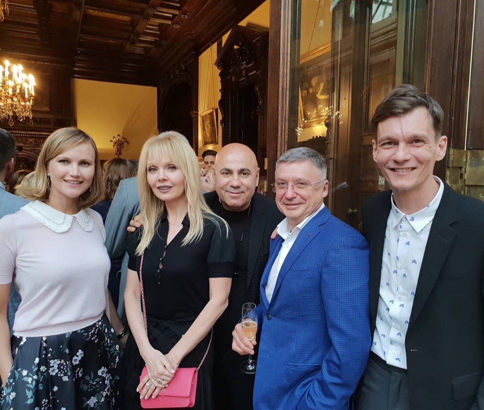 Ресторан антона табакова в москве. Компания в кафе. Дети антона табакова. Популярные кафе. Ресторанный критик.