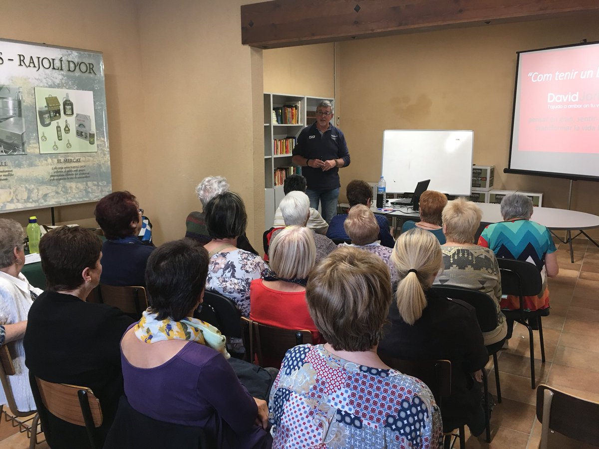 Segria_Sec's tweet photo. Comencem la sessió dels #DimartsFeiners amb una sala ben plena per escoltar el @davidjorba que de ben segur ens ensenyarà que podem fer per tenir un bon dia! Gràcies a totes les assistents👏👏👏 https://t.co/laow1z7RLI