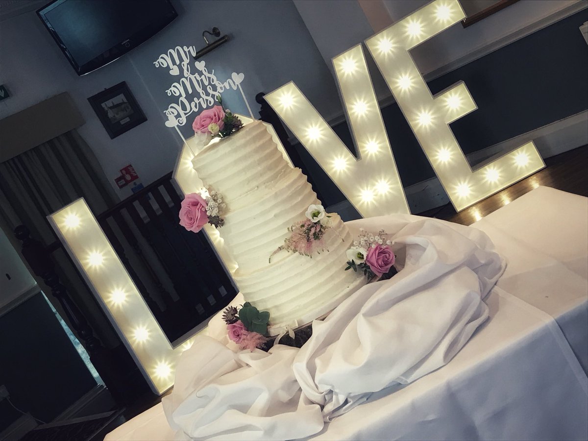 TheCakeShack1's tweet image. All buttercream wedding cake. Can you spot my gorgeous assistant? #chocolate #vanilla #lemondrizzle #cakelife #HAPPILY_EVER_AFTER #weddingday #weddingcake