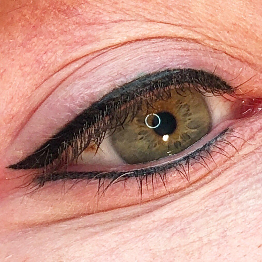Beautissima's tweet photo. It’s always a little nerve-racking tattooing another Permanent Make-Up Artist 🙈 but @emmahallbeauty sat like an absolute trooper for me 💪🏻 it’s so lovely when techs support each other and give nothing but love ❤️ 3 Micro LI ONYX 💕
#eyeliner #permanentmakeup #eyelinertattoo https://t.co/L77wEXiXtv