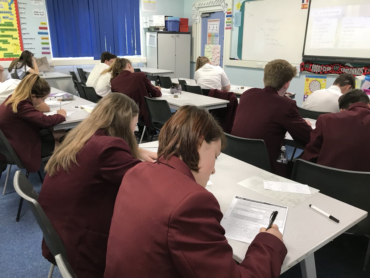 parisianinMCR's tweet photo. Year 10 French hard at work practicing the passé composé after school! 🇫🇷 #passecomposé #afterschool #revisionclass @ShevingtonMFL #kingsbridgeeip https://t.co/WdH8fNi6b6