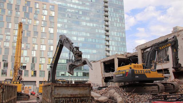 skyrisecities's tweet photo. Demolition crews make way for Albion at Oak Park in #Chicago. https://t.co/CnWNy9Jqkq #development #construction #architecture https://t.co/ejzICohbbP