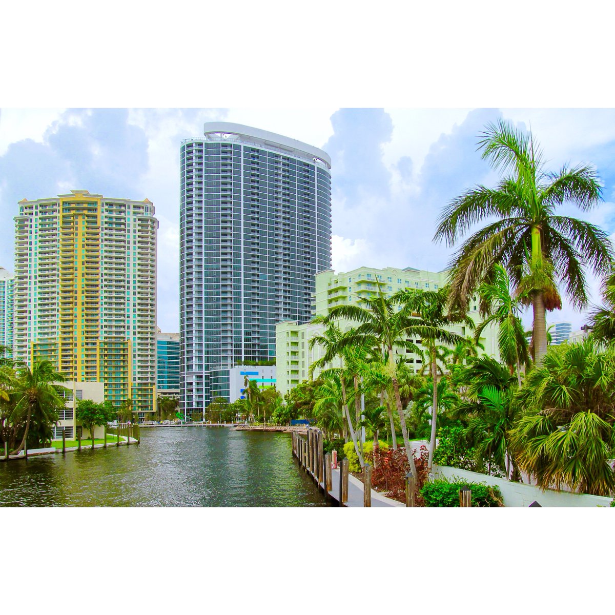 MarinaRiverside's tweet photo. Enjoy docking your boat in paradise at Riverside Marina's 545 foot dock along the New River on Las Olas Boulevard! ๐ด โต #riversidemarina #riversidehotel #dockspace #boats #dockwithus #newriver #lasolas #ftlauderdale https://t.co/yMDtMzx27V